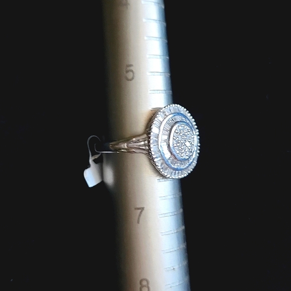 BEYOND STUNNING ROUND & BAGUETTE DIAMOND RING!!! - Picture 9 of 9